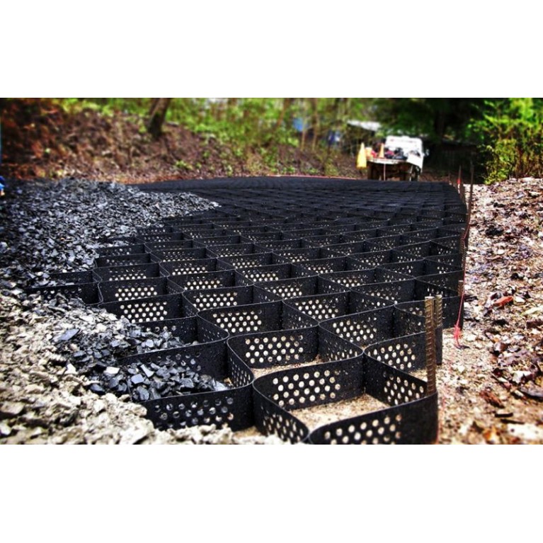 Объемная георешетка из полиэтилена 210*210мм, высота 100мм, толщина ленты 1,5мм без перфорации, размер модуля 3100×6000мм, цена за м2